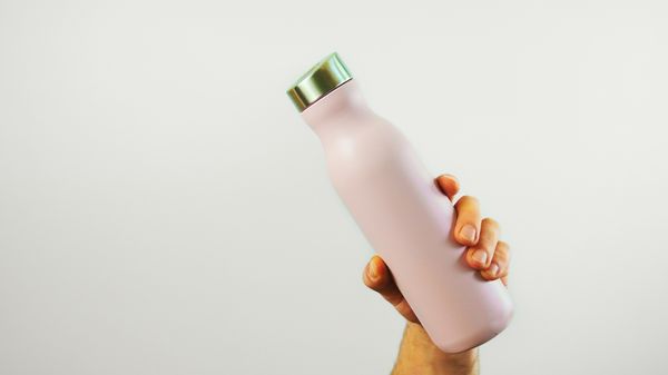 水筒のおすすめ25品。人気のサーモス/500ml/1リットルタイプ/おしゃれなものまでご紹介。の画像
