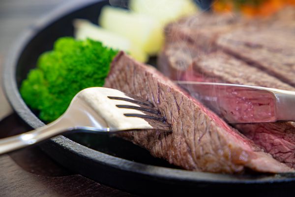 肉厚ジューシーなお取り寄せステーキおすすめ15品！肉汁あふれる抜群の食べ応えが人気の画像