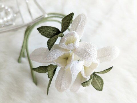 ちりめん染花 コサージュ ≪花束のコサージュ スノードロップ≫の画像