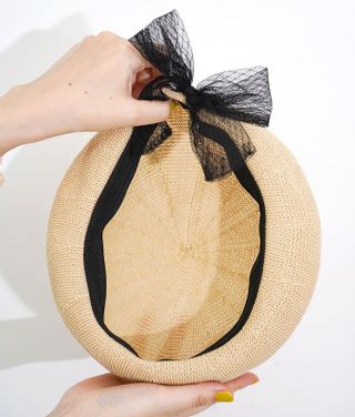 フレンチシックな装いにぴったりな麦わらベレー帽の画像 3枚目