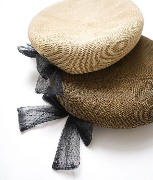 フレンチシックな装いにぴったりな麦わらベレー帽の画像