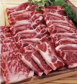 牛骨付きカルビ1kg 大盛り K&いい肉のサムネイル画像 1枚目