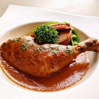 骨付き鶏もも肉の煮込み レッドカレーソース BistroBolero（ビストロボレロ）のサムネイル画像 3枚目
