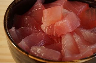 【生】マグロブロック　上びんちょう (1～2人前)約300g 鮪の脇口のサムネイル画像 1枚目