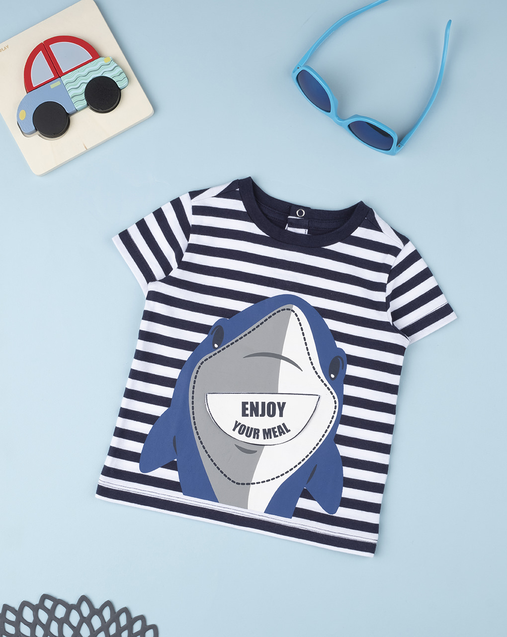 βρεφικό t-shirt ριγέ με καρχαρία για αγόρι