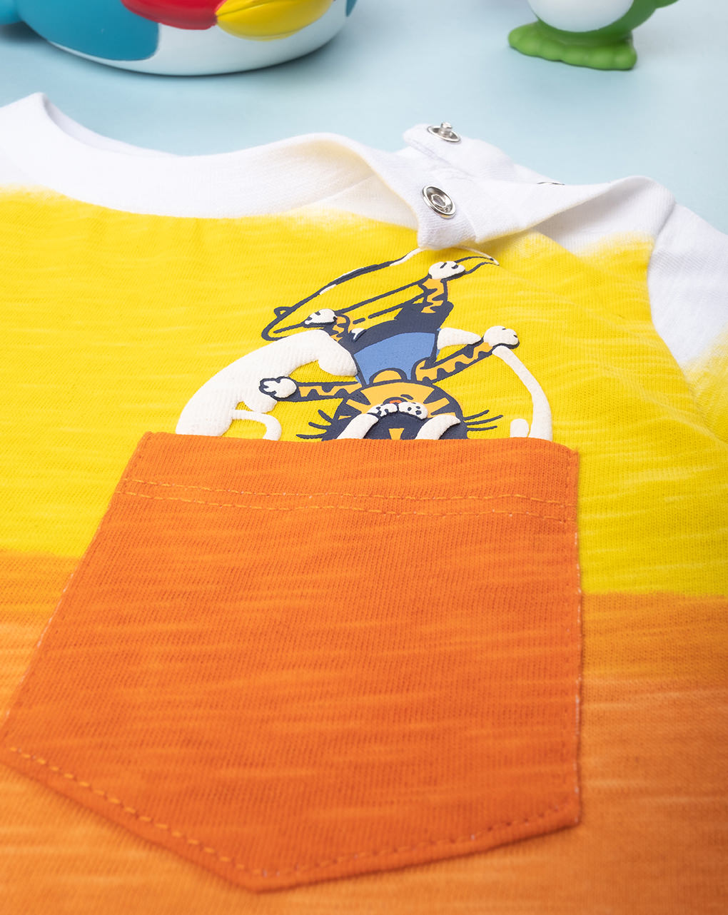 βρεφικό t-shirt πορτοκαλί με surfer για αγόρι - Prénatal