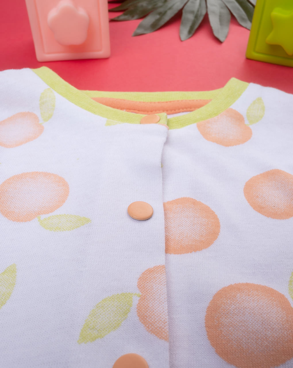βρεφική πιτζάμα ολόσωμη κοντή λευκή με πορτοκάλια για κορίτσι - Prénatal