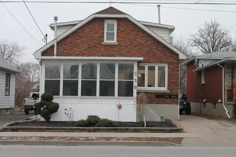 Photo of Upper- 220 Niagara Street Property Image