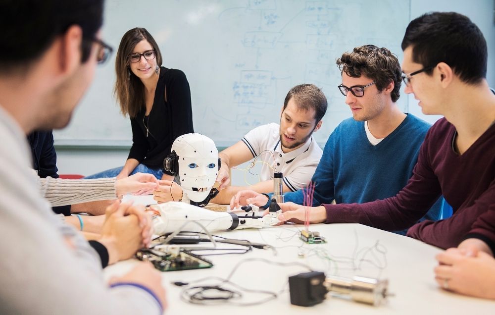 Etudiant en TP de robotique