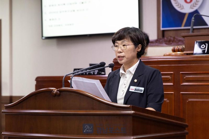 최미희 의원이 노후 보도육교를 철거하고 대각선 횡단보도 등 스마트 보행 시설로 대체해 교통약자의 이동권을 보장해야 한다고 촉구했다. (전남 순천시의회 제공)