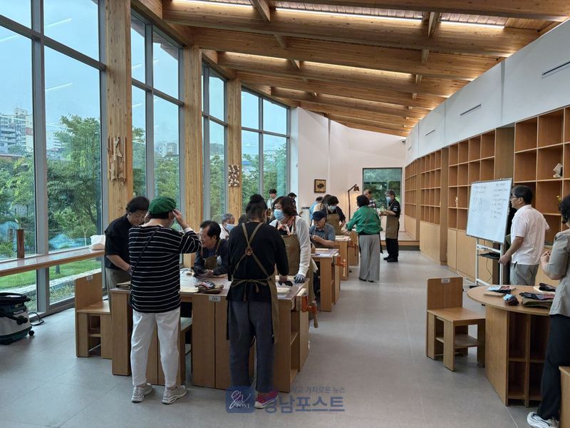 춘천시가 약사천문화공원에 개장한 목공체험장에서 시민들이 국산목재를 활용한 다양한 체험 프로그램에 참여할 수 있게 되었다. (강원 춘천시 제공)