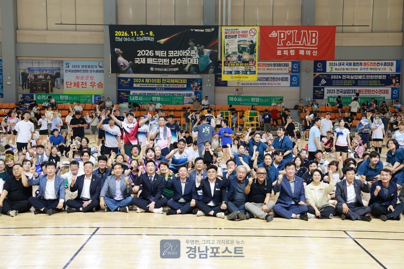 화순군이 18~19일 전국 배드민턴 동호인 2,000여 명을 초대한 축제를 열어 생활체육 활성화와 화합의 장을 마련했다. (전남 화순군 제공)