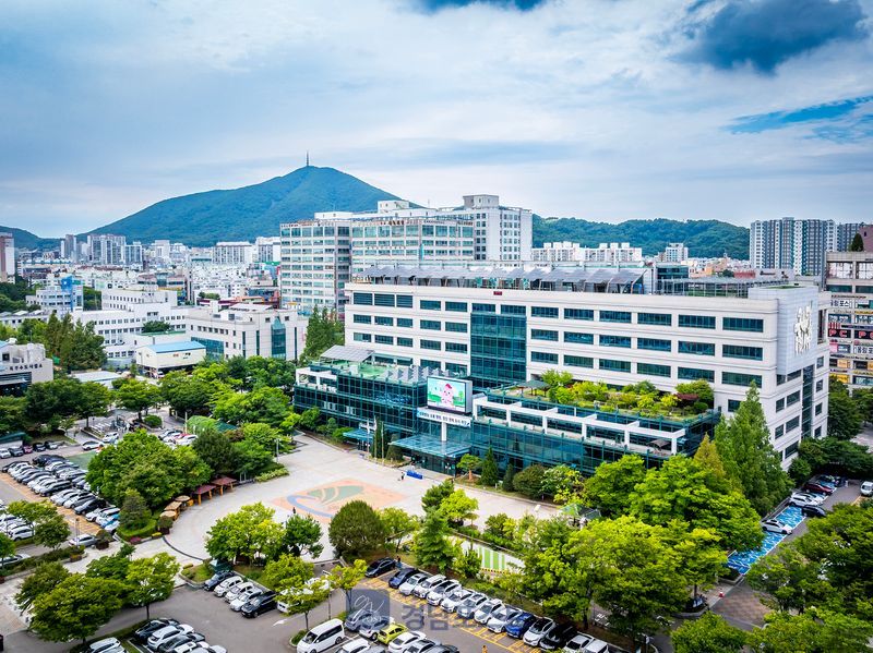 계양구가 제78주년 제헌절을 맞아 가정과 기관에서 태극기를 게양하는 나라사랑 태극기 달기 운동을 추진한다. (계양구 제공)
