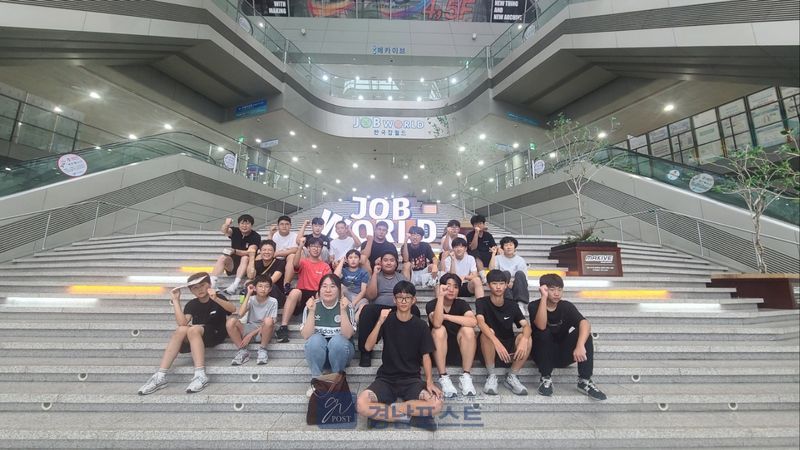 영동중 학생들이 한국잡월드에서 자율주행과 게임개발 등 다양한 직업을 직접 체험하며 자신의 진로를 탐색했다. (경상남도교육청 제공)