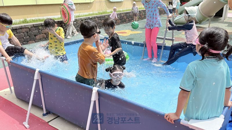 다산새봄초등학교병설유치원에서 유치원 유아와 초등 1·2학년 학생들이 함께 물놀이를 하며 또래 간 친밀감을 형성하고 있다. (경상남도교육청 제공)
