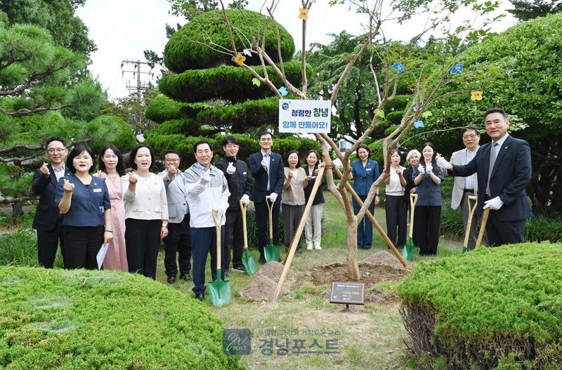 창녕군이 22일 민선 9기 출범을 기념해 청렴의 상징인 배롱나무를 군청 광장에 심으며 신뢰받는 행정을 다짐했다. (창녕군 제공)