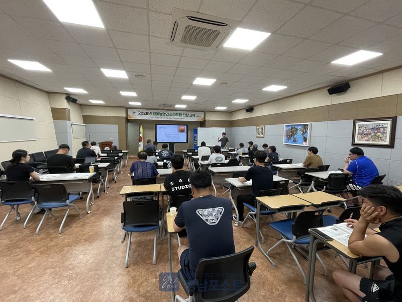 부여군이 스마트팜 전환 초기 단계의 원예농업인을 대상으로 양액재배부터 환경관리까지 실무 중심 교육을 운영하고 있다. (부여군 제공)