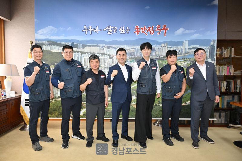 김영길 중구청장이 22일 중구청 구청장실에서 울산광역시청 노동조합 임원진과 환담을 나눴다. (울산 중구 제공)