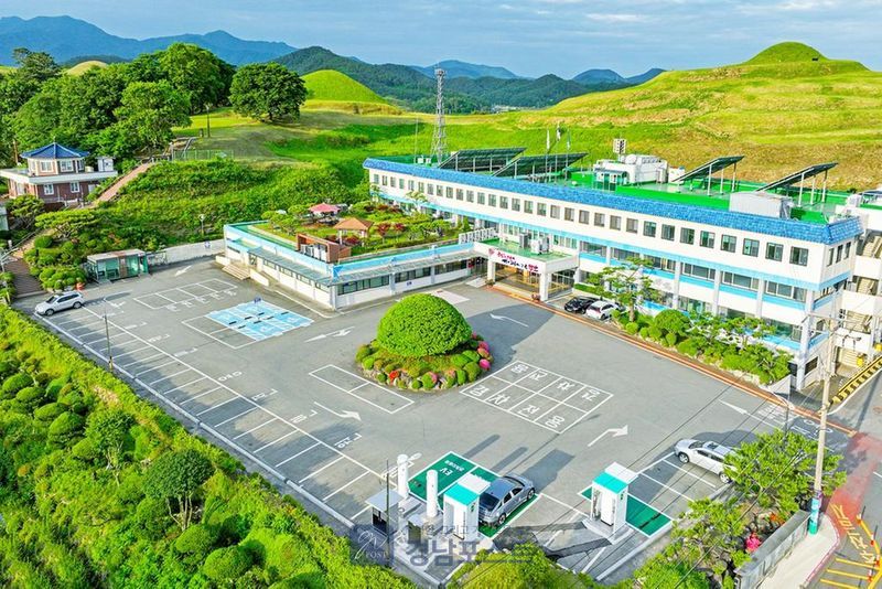 함안군이 인구 감소와 청년 유출에 대응하기 위해 민선9기 출범에 맞춰 조직을 17개 과(실·관·단)로 확대하고 청년담당·공공청사이전담당 등을 신설했다. (함안군 제공)