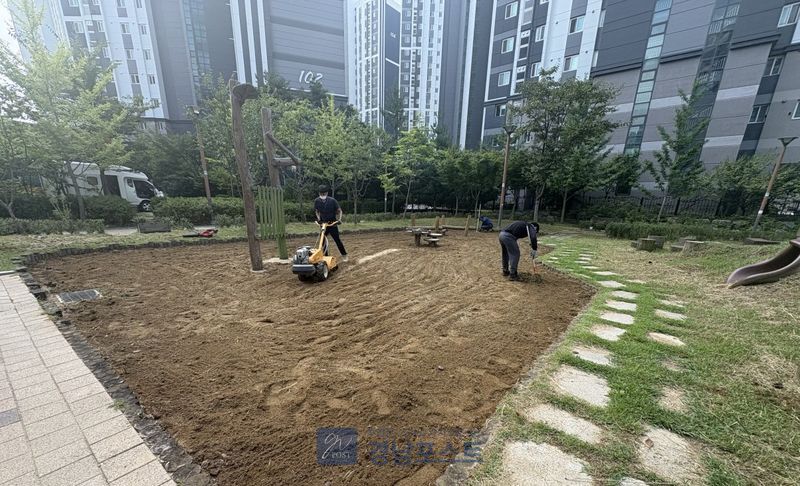 남구청이 어린이공원 등 도시공원 9곳의 모래 놀이터를 8월 말까지 소독 및 정비해 어린이들을 위한 위생적인 놀이 환경을 조성한다. (광주 남구 제공)