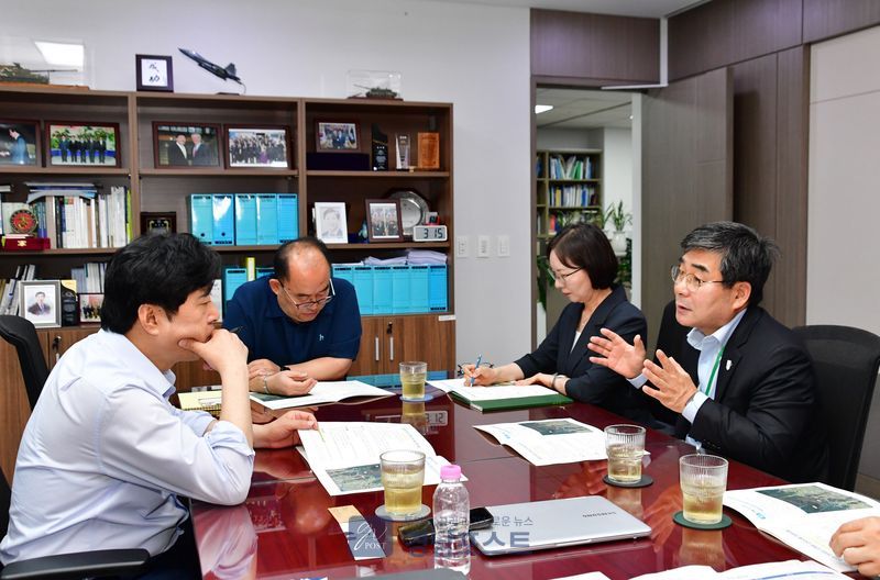 박종원 담양군수가 22일 국회를 방문해 담양의 교통망 확충과 문화관광 활성화, 군사시설 이전 등 핵심 사업의 국비 지원을 의원들에게 요청했다. (전남 담양군 제공)