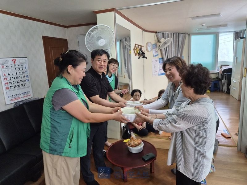 부산 동구 좌천동 행정복지센터가 새마을부녀회·새마을지도자협의회와 함께 폭염 취약 어르신들을 위해 경로당 14개소에 전복죽을 전달했다. (부산 동구 제공)