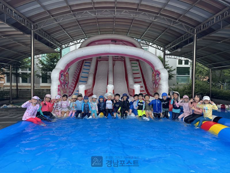 꿈빛유치원 유아들이 물놀이 에어바운스에서 미끄럼틀을 타며 워터파크 체험을 즐기고 있다. (경상남도교육청 제공)