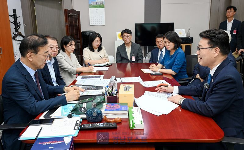 김원기 의정부시장이 8호선 의정부 연장을 촉구하는 시민 1만3천여 명의 서명부를 국토교통부 장관에게 전달했다. (의정부시 제공)