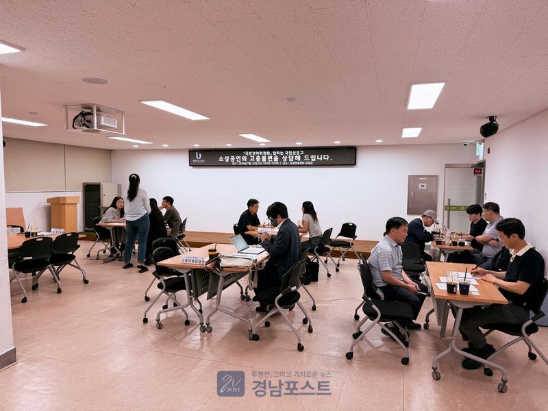 의정부시가 7월 22일 의정부제일시장에서 국민권익위원회와 함께 달리는 국민신문고를 개최해 시민들의 민원 22건을 현장에서 상담했다. (의정부시 제공)