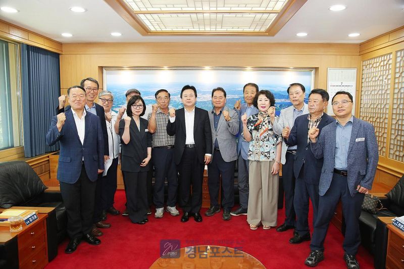 창원시가 파크골프협회 임원진과 간담회를 열고 500홀 추진과 파크골프장 확충 방안을 논의했다. (창원특례시 제공)