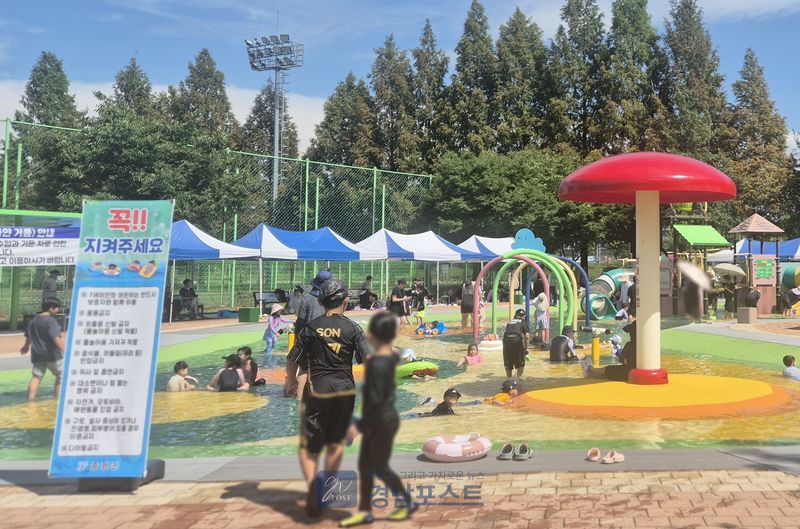 증평군이 물놀이형 수경시설의 수질안전관리 실태를 점검하고 미흡한 시설은 즉시 개선하도록 조치했다. (증평군 제공)