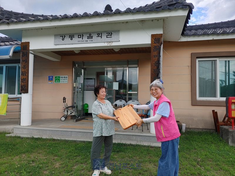 거창군 마실돌봄단이 위천면 경로당의 낡은 도마를 교체하기 위해 목공 체험으로 도마를 제작했다.(거창군 제공)