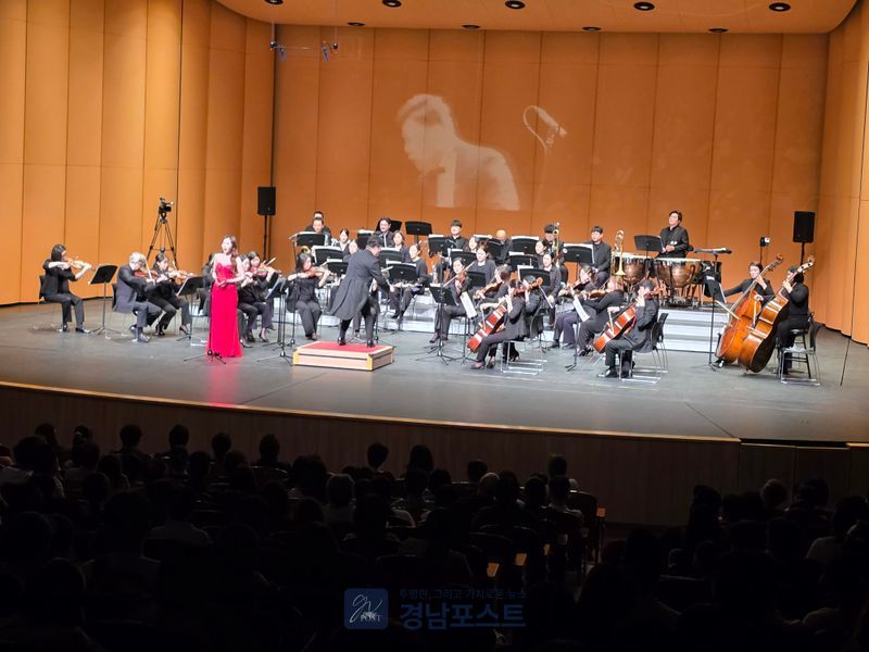 계양구시설관리공단이 개최한 '김현철의 유쾌한 오케스트라' 공연이 600여 명의 관객에게 클래식의 매력을 쉽고 재미있게 전달했다.(계양구 제공)