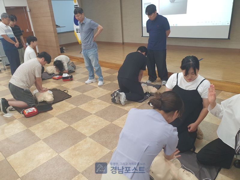 청도교육지원청이 현장체험학습 안전요원 연수를 실시해 교사들이 응급처치와 심폐소생술을 배우고 있다. (경상남도교육청 제공)