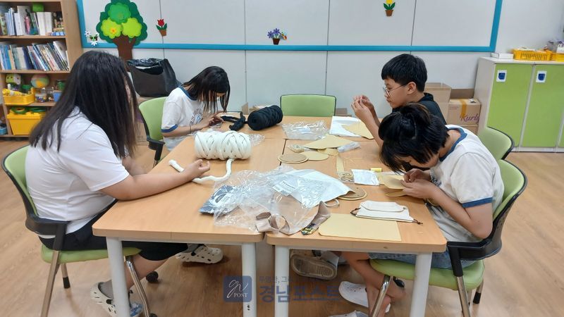 덕산초등학교가 창의공예활동을 통한 여름방학 자존감 향상 캠프를 7월 27일부터 31일까지 5일간 실시해 학생들이 로봇, 가방 등 다양한 작품을 만들어 성취감을 경험했다. (경상북도교육청 제공)