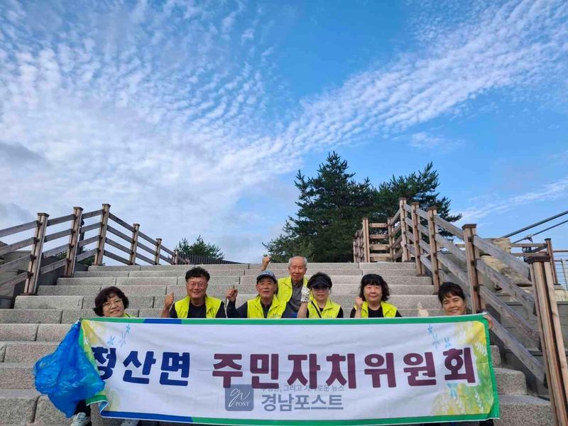 연천군 청산면 주민자치위원회가 베개용암 출렁다리 일대에서 환경정화 활동을 실시했다. (연천군 제공)
