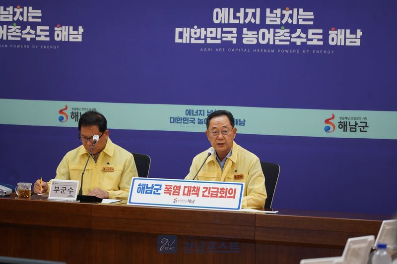 해남군이 폭염 대응으로 노인일자리사업 참여 어르신들의 활동시간을 탄력적으로 운영하고 쿨토시, 모자, 생수 등 안전물품을 지급하고 있다. (전남 해남군 제공)