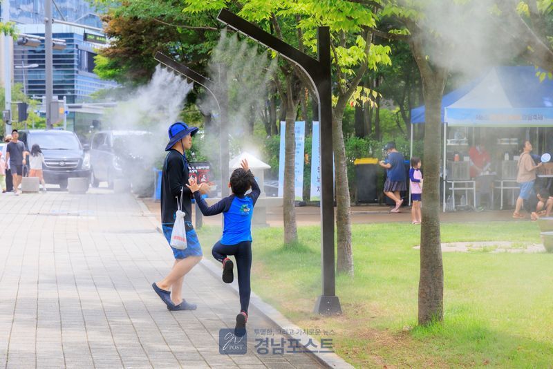 마포구가 구룡근린공원 등 지역 내 공원 3곳에 설치한 쿨링포그는 기온과 습도에 따라 자동으로 작동하며 주민들에게 시원한 휴식공간을 제공하고 있다. (마포구 제공)