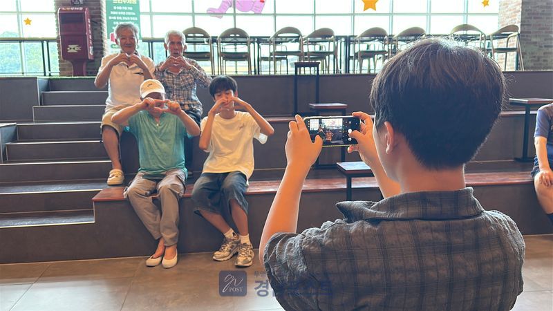 제천시청소년꿈뜨락이 청소년 14명과 어르신 14명을 모아 영화 관람과 추억 사진 촬영으로 세대 간 소통을 도모하는 문화활동을 진행했다.(제천시 제공)