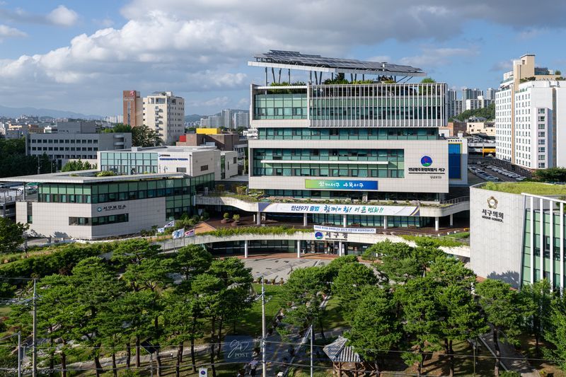 광주 서구가 8월부터 전남광주 최초로 주민들이 살던 집에서 존엄하게 생애 마지막을 보낼 수 있도록 방문간호서비스를 제공하기 시작했다. (광주 서구 제공)