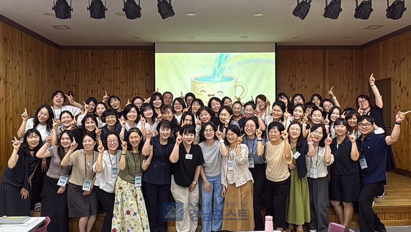 거제시청소년상담복지센터가 청소년 상담 전문가 40명을 대상으로 아하!CBT 놀이카드를 활용한 인지행동치료 역량강화 교육을 진행했다. (거제시 제공)