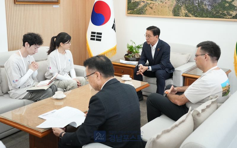 제주도가 유네스코 세계지질공원 네 번째 재검증 현장심사를 시작하고 위성곤 도지사가 심사위원들과 면담했다. (제주특별자치도청 제공)