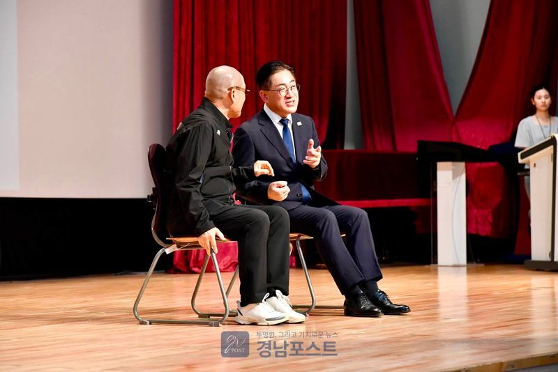 김포복지재단과 귀뚜라미문화재단이 함께 관내 중고등학생 100명에게 장학금 1억 원을 전달했다. (김포시 제공)