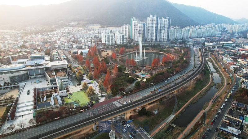 김해시가 문화의전당과 연지공원을 연결하는 도로를 폐지하고 4,000㎡ 규모의 대형 문화광장으로 조성하는 사업을 2027년부터 단계적으로 추진할 계획이다. (김해시 제공)