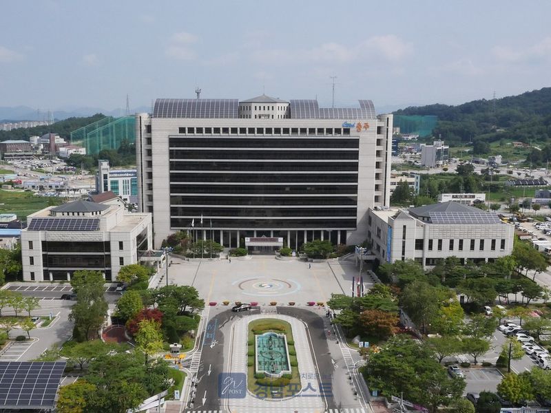 충주시가 제6기 여성친화도시 시민참여단 발대식을 개최해 신규 12명을 포함한 총 23명의 위원을 위촉했다. (충주시 제공)
