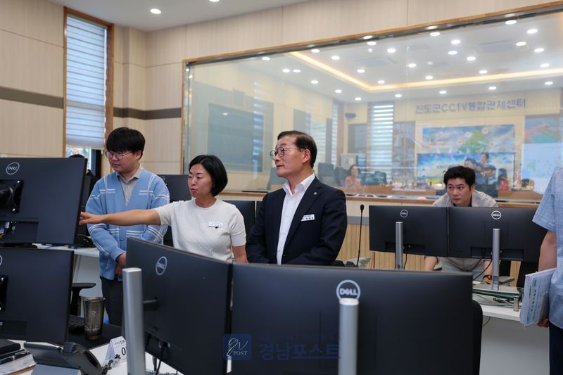 이재각 진도군수가 통합관제센터를 방문해 1,700대 CCTV 관제 현황을 점검했다. (전남 진도군 제공)