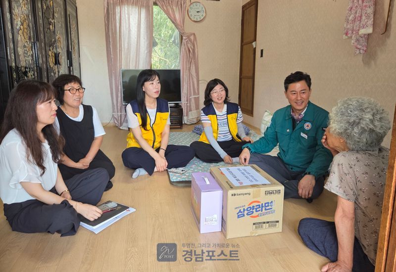 부곡면이 지역사회보장협의체, 동동그리미, 희망이장단과 함께 폭염 취약계층 가구를 방문해 건강 상태를 확인하고 복지 서비스를 연계했다. (창녕군 제공)