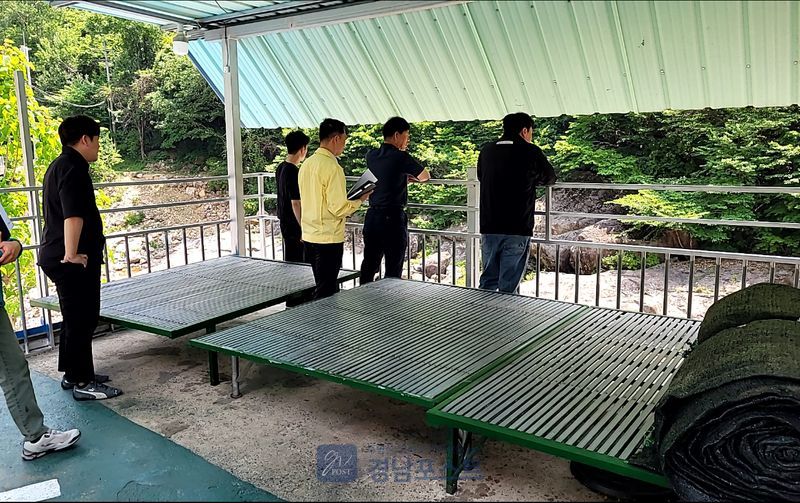 하동군이 하천 불법시설물 363개소를 조사해 35개소를 철거하고 여름철 집중 단속에 나선다. (하동군 제공)