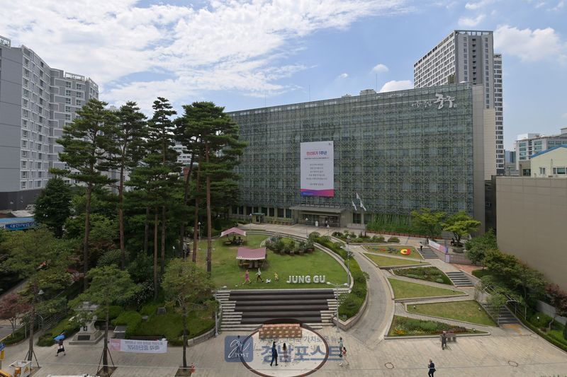 중구가 동 지역사회보장협의체와 함께 정서 지원, 건강 예방, 주거 개선 등 맞춤형 복지사업을 전개하고 있다. (중구 제공)