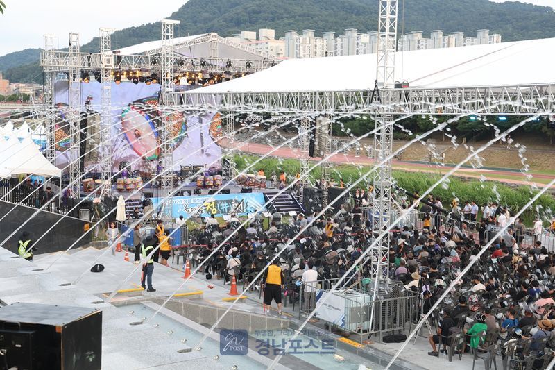 정읍 물빛축제가 사흘간 3만명의 방문객을 끌어모으며 6300만원의 먹거리 매출을 기록했다. (전북 정읍시 제공)